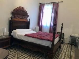A bed or beds in a room at La Almedina: Palacio de Foronda