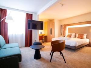 Novotel Lyon Centre-Confluence Bord de Saone客房内的一张或多张床位