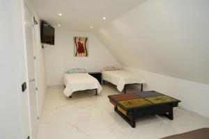 Televiisor ja/või meelelahutuskeskus majutusasutuses casa completa de lujo con jardin y piscina compartida