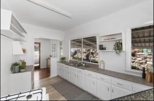 Kuchyň nebo kuchyňský kout v ubytování 3 bdrm Home in City Heart