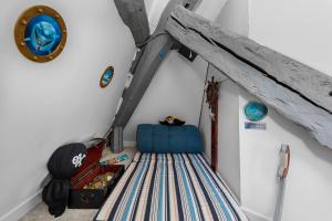 En eller flere senge i et værelse på La Goélette - Entre Port & Plage - Cosy