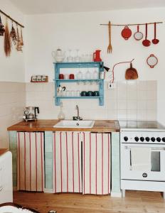 - une cuisine avec des placards rayés et un évier dans l'établissement Casa nel borgo, à Domaso