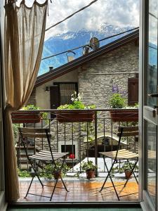 d'un balcon avec des chaises et des plantes en pot. dans l'établissement Casa nel borgo, à Domaso