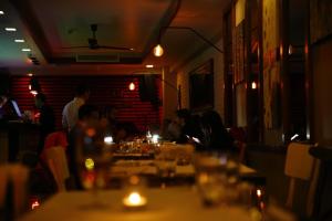 un gruppo di persone sedute a un tavolo in un ristorante di PALMIYE hotel SUITES a Istanbul