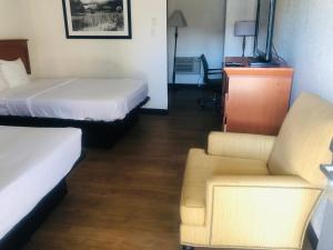 Postel nebo postele na pokoji v ubytování Budget Inn Denver Downtown