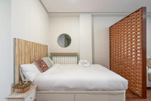 Un pat sau paturi într-o cameră la apartamentos con garaje en ensanche de vallecas ALQUILER TEMPORAL +39 fotografii