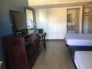 Postel nebo postele na pokoji v ubytování Budget Inn Denver Downtown
