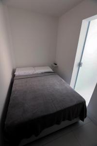 En eller flere senge i et værelse på Kitnet Aconchego com sofisticação na Barra, Salvador, Bahia