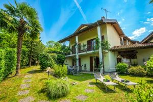 een uitzicht op een huis met een tuin bij Casa Salea in Castelveccana