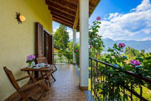 een balkon van een huis met een tafel en stoelen bij Casa Salea in Castelveccana +50 foto's