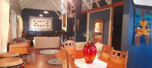 Una sala de estar con una mesa con un jarrón encima. en The Dutch House, en Dullstroom