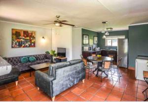 una sala de estar con un sofá y una mesa en Peace and Comfort - Greenway Woods, en White River