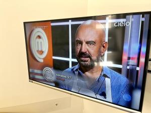 Una televisión o centro de entretenimiento en La casetta mare e monti