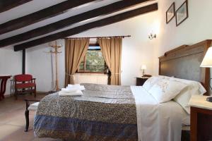 A bed or beds in a room at House Walking Distance to Pollensa by Renthousing