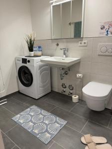 a bathroom with a washing machine and a sink at NÜ04 - Apartment für Firmen in Zirndorf