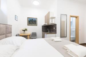 Voodi või voodid majutusasutuse Split Varos Inn toas