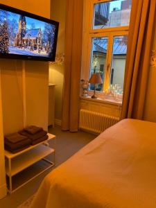 TV a/nebo společenská místnost v ubytování Strand Hotel
