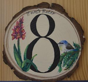 a sign with the number eight with a bird on it at Affittacamere Porticciolo in Castelnuovo del Garda