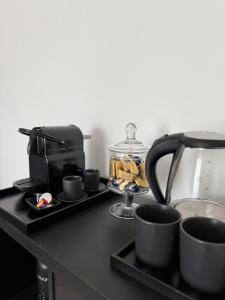 Příslušenství pro přípravu čaje a kávy v ubytování Panta Rei Camere di Charme e Spa