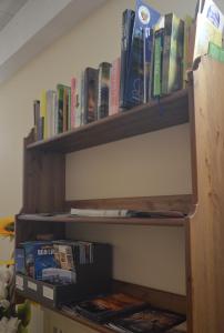 a book shelf filled with books in a room at Affittacamere Porticciolo in Castelnuovo del Garda