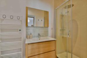 a bathroom with a sink and a glass shower at Superbe appartement - Cosy à 10 min Centre ville in Schiltigheim