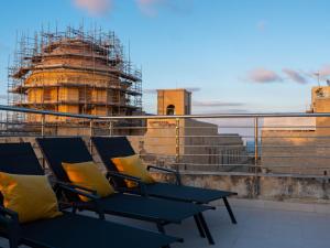 Imagine din galeria proprietății Knights 1500s Palazzino in Valletta - Seaview Rooftop Jacuzzi lounge în Valletta