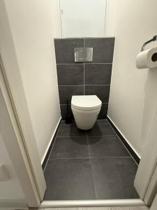 Ένα μπάνιο στο Modern apartment near City Center with easy transport access