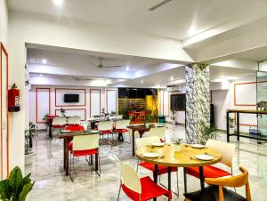Hotel Mavens House Artemis Hospital Road的电视和/或娱乐中心