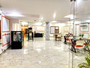 Hotel Mavens House Artemis Hospital Road餐厅或其他用餐的地方
