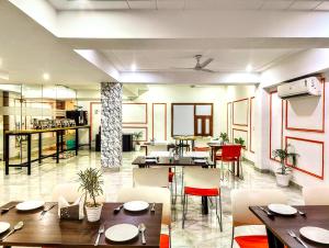Hotel Mavens House Artemis Hospital Road的厨房或小厨房