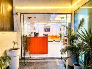Hotel Mavens House Artemis Hospital Road的厨房或小厨房