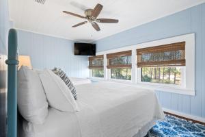 Un dormitorio con una cama blanca y un ventilador de techo. en Cotton Bayou Fish Camp, en Orange Beach 63 fotos más