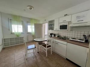 Kuchyň nebo kuchyňský kout v ubytování Apartmenthaus Home24