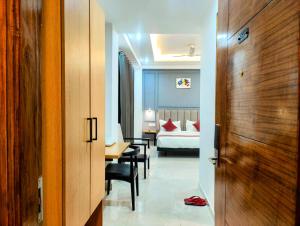 Hotel Mavens House Artemis Hospital Road客房内的一张或多张床位