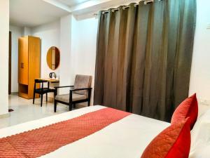 Hotel Mavens House Artemis Hospital Road客房内的一张或多张床位