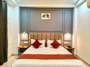 Hotel Mavens House Artemis Hospital Road客房内的一张或多张床位