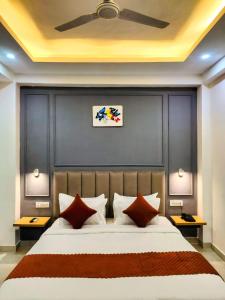 Hotel Mavens House Artemis Hospital Road客房内的一张或多张床位