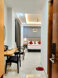 Hotel Mavens House Artemis Hospital Road客房内的一张或多张床位