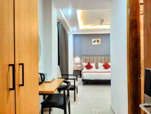 Hotel Mavens House Artemis Hospital Road客房内的一张或多张床位