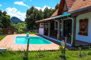 ein Haus mit einem Swimmingpool im Hof in der Unterkunft Chalé Boas Novas Piranguçu MG in Piranguçu