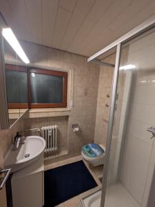 Ένα μπάνιο στο Apartment mit Balkon und Ausblick