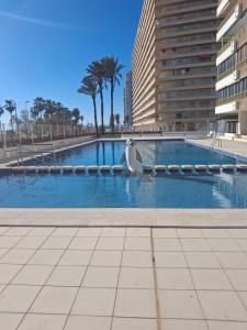 ein Schwimmbad mit einem Schwan in der Mitte eines Gebäudes in der Unterkunft Arensol Playa de Cullera in Cullera