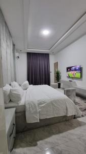 Ένα ή περισσότερα κρεβάτια σε δωμάτιο στο F&F Luxury Residence