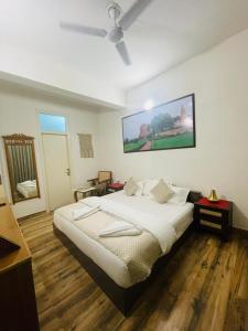 瓦拉纳西Ganga Ghat 2 BHK Apartment Near Kashi Vishwanath Temple With Parking And Lift的房间里有一张大床的卧室