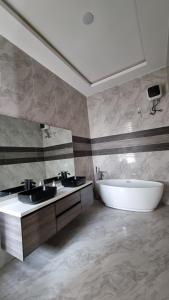 Ένα μπάνιο στο F&F Luxury Residence