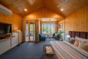 ShivpuriにあるPerfectstayz The Jungle Resort, Shivpuriのベッドとテレビのある寝室