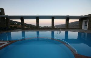 Bazén v ubytování Perla Pool Hotel Andros nebo v jeho okolí