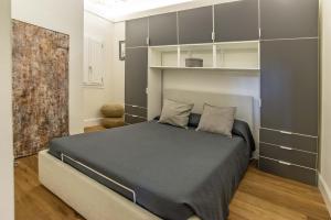 A bed or beds in a room at The closest to the Boboli Gardens