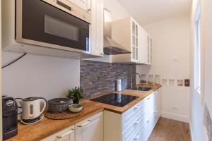 A kitchen or kitchenette at The closest to the Boboli Gardens