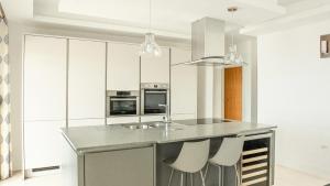 Kuchyň nebo kuchyňský kout v ubytování Apt 4 The Grove Residences